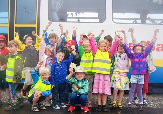 Mit dem kostenlosen ABC-Ticket trainieren zukünftige Erstklässler den Weg zur Schule schon, bevor der Ernst des Lebens beginnt. Zusammen mit Eltern, Großeltern oder älteren Geschwistern können sie üben, wie sie sich sicher im Straßenverkehr bewegen.