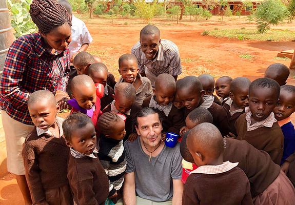 Seit vielen Jahren initiiert und koordiniert Arno Köster für die Udo Lindenberg Stiftung Projekte in Kenia, um dort zum Beispiel nachhaltig die Wasserversorgung oder Bildungsangebote zu sichern.