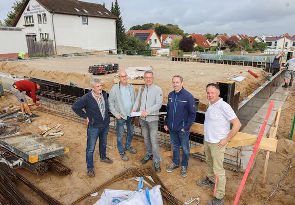 Die SWG investiert kontinuierlich in ihren Bestand und Neubauprojekte. Derzeit laufen die Bauarbeiten für eine neue Wohnanlage in Neumühle. Bestehende Baukomplexe im Mueßer Holz sowie in der Weststadt werden komplett überholt