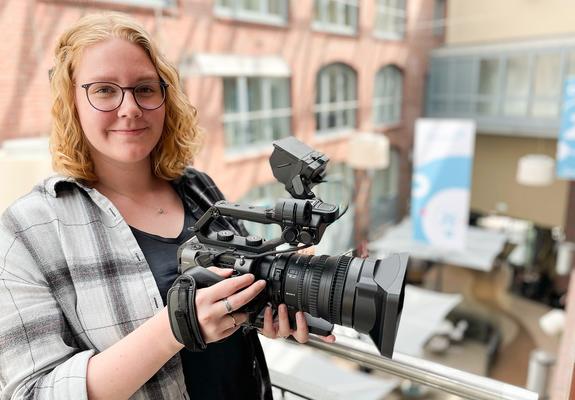 Lena Saß (Foto) ist gebürtige Lübeckerin und wuchs in Selmsdorf im Landkreis Nordwestmecklenburg auf. Die 21-Jährige entschied sich 2020 für eine Ausbildung zur Mediengestalterin Bild und Ton bei TV Schwerin.