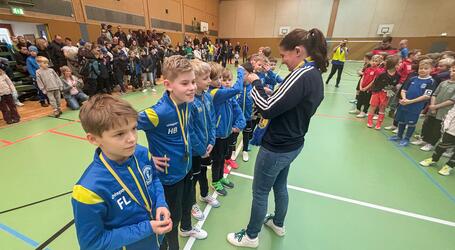 Fuchs & Partner ist sportlich ins neue Jahr gestartet. Mit dem ETL-Füchse-Cup unterstützte die Steuerberatungsgesellschaft das Hallenfußballturnier der U10 vom Neumühler Sportverein.