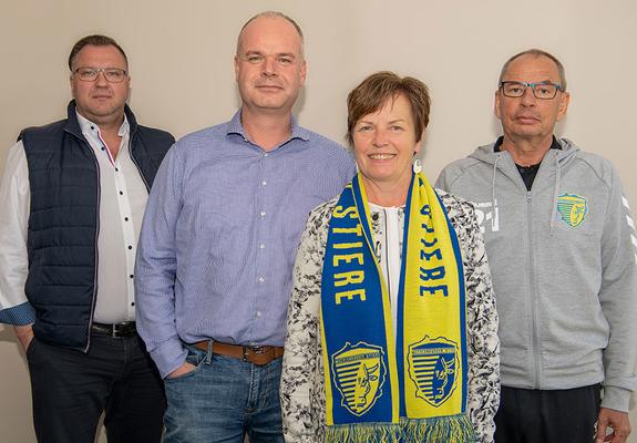 Präsident Heiko Grunow (2.v.l.) nominiert Karin Winkler als neue Vereinpräsidentin. Geschäftsführer Patrick Bischoff (li.) und Trainer Norbert Henke sind bereits seit April im Team