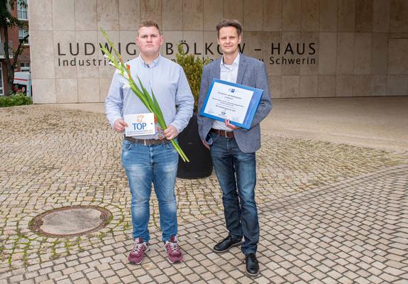 Tom Grap und Tobias Schulze (r.) mit der IHK-Auszeichnung für die WAG
