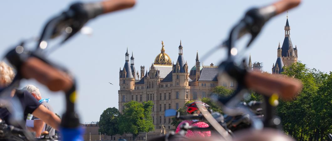 In die Pedale treten und Live Acts feiern heißt es bei „Musik bewegt“, dem Fahrradkonzert am 9.Juli 2023. Die Festspiele Mecklenburg-Vorpommern erwarten auf 13 Bühnen in und um Schwerin ihr radelndes Publikum.