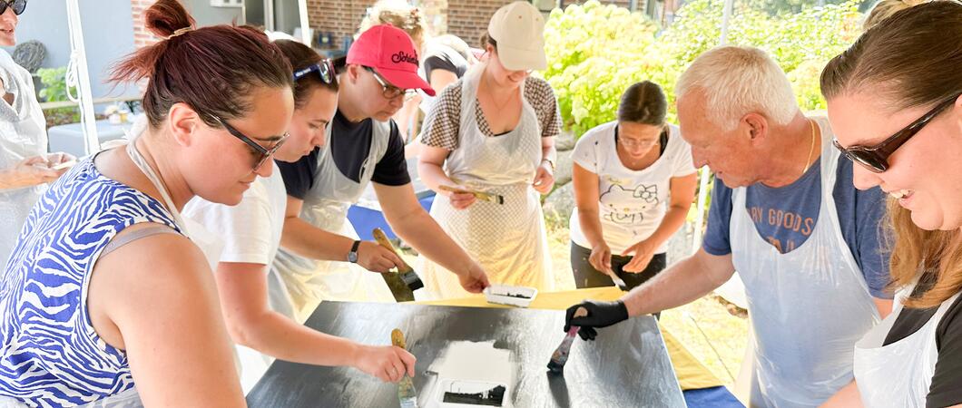 Die Kollegien der Schulstandorte in Krebsförden und Neumühle haben sich auf das neue Schuljahr eingestimmt. Bei einer kreativen Auszeit mit dem Glücksmaler Michael Frahm aus Basthorst tankten die Lehrkräfte Energie