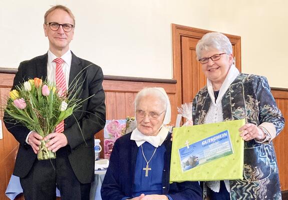 Am 26. Januar 2024 feierte Schwester Esther Ladwig ihren 90. Geburtstag. Gleichzeitig beging sie an diesem Tag ihr 70. Dienstjubiläum als Diakonisse des Stift Bethlehem.
