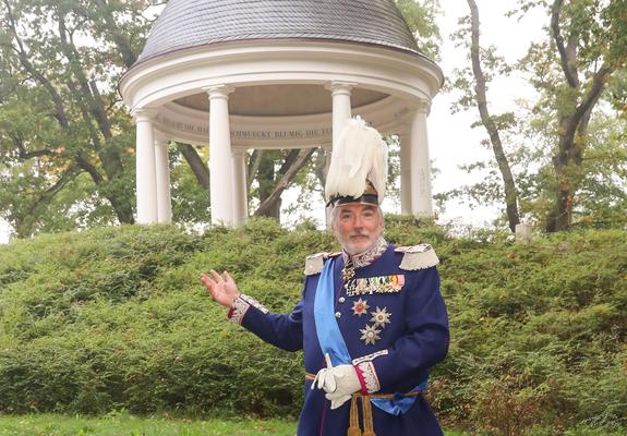 Als er mit seiner großherzoglichen Uniform zum Fotoshooting an den Kaskaden des Schlossgartens posierte, hielt ein Neugieriger an, um zu schauen, ob vielleicht Bilder für einen historischen Film gedreht werden würden.