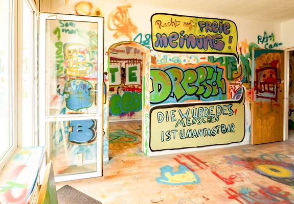 Ob dick-blockige Graffiti-Kunst, Werke mit Pinsel, Farbe, Collagen oder unterschiedliche Installationen: Das Kunstprojekt im Wohnblock an der Pankower Straße brachte die Schaffenden zueinander und die Besucher zum Staunen