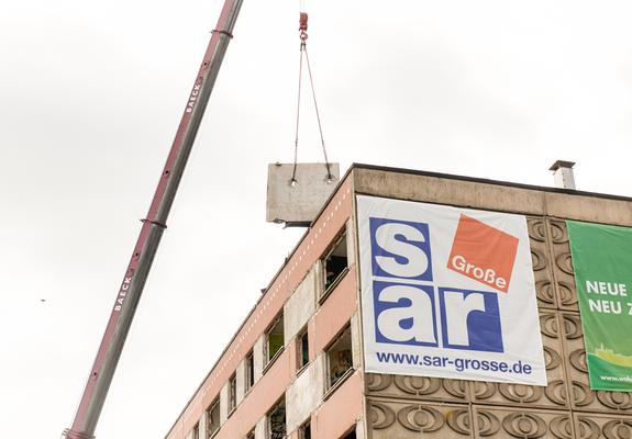 Seit 1977 standen sie da – die Fünfgeschosser in der Pankower Straße 1,3-21 und Magdeburger Straße 3-10. Jetzt hat der Rückbau der Häuser begonnen. Am 2. August hob die erste Dachplatte in der Pankower Straße 3 ab.