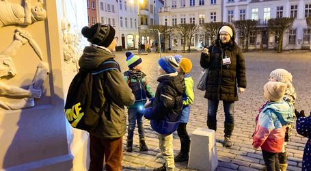 Die kleinen Entdecker und ihre Verwandten machten sich gemeinsam mit Stadtführerin Teresa Beck-Babajanyan auf, um die Landeshauptstadt in der Dunkelheit zu durchstreifen.