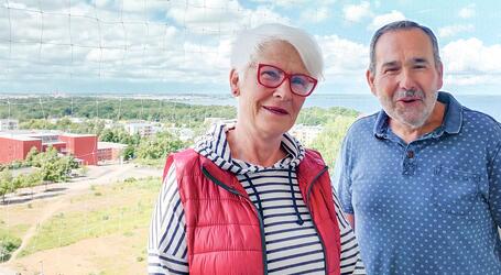 Evelyn und Wolfgang Zimmermann wohnen seit 40 Jahren in ihrer Wohnung mit Ausblick über die Stadt