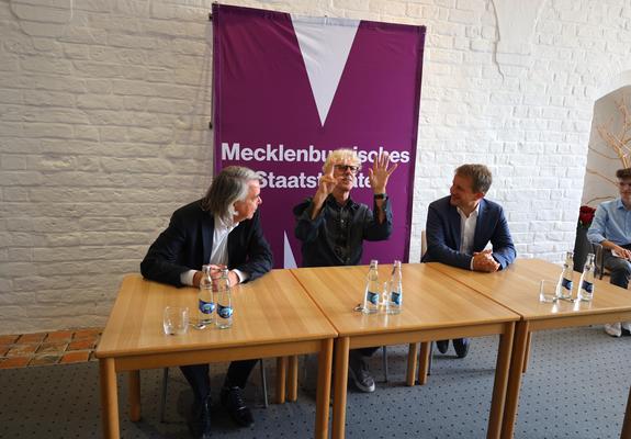 Stewart Copeland (Mitte) ist derzeit in Schwerin zu Gast. Hans-Georg Wegner und Rico Badenschier begrüßten ihn im Rathaus, Foto: maxpress