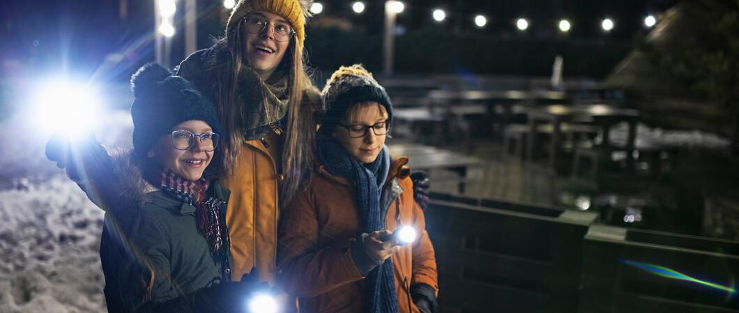 Schweriner Stadtmarketing-Gesellschaft bietet vom 5. bis 18. Februar täglich Nachtwächter- und Taschenlampenführungen für Familien an