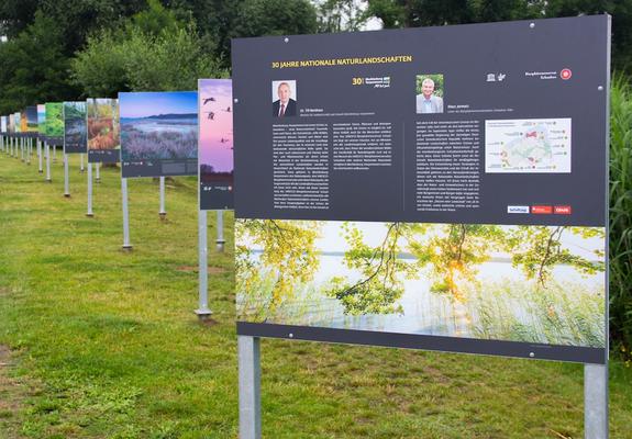31 großformatige Tafeln mit brillianten Natur und Landschaftsaufnahmen sind am Berta-Klingberg Platz zu sehen