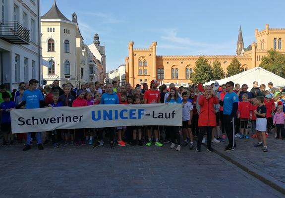 Beim 25. Schweriner UNICEF-Lauf werden wieder mit jeder Laufrunde Spenden gesammelt, so wie auch 2019, Foto: Barbara Seiler