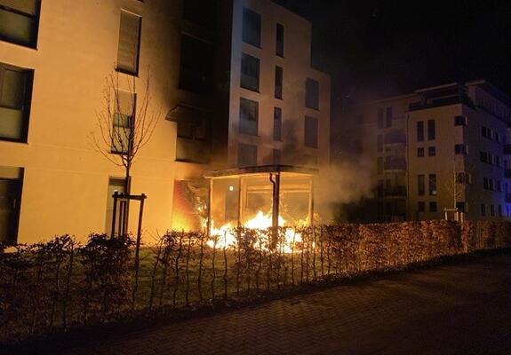 Durch den Brand von Müllcontainern in der Werdervorstadt ist ein Wohnhauses beschädigt worden. Bewohner und Einsatzkräfte blieben unverletzt.