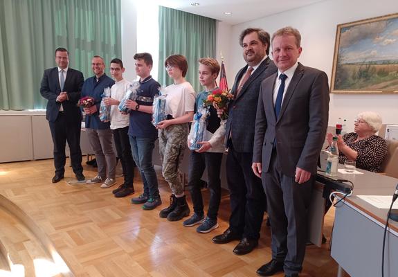 Schwerins Stadtpräsident Sebastian Ehlers und Oberbürgermeister Rico Badenschier haben vier Schüler aus der Landeshauptstadt im Rahmen der Stadtvertretersitzung als Preisträger beim 70. Europäischen Wettbewerb ausgezeichnet.