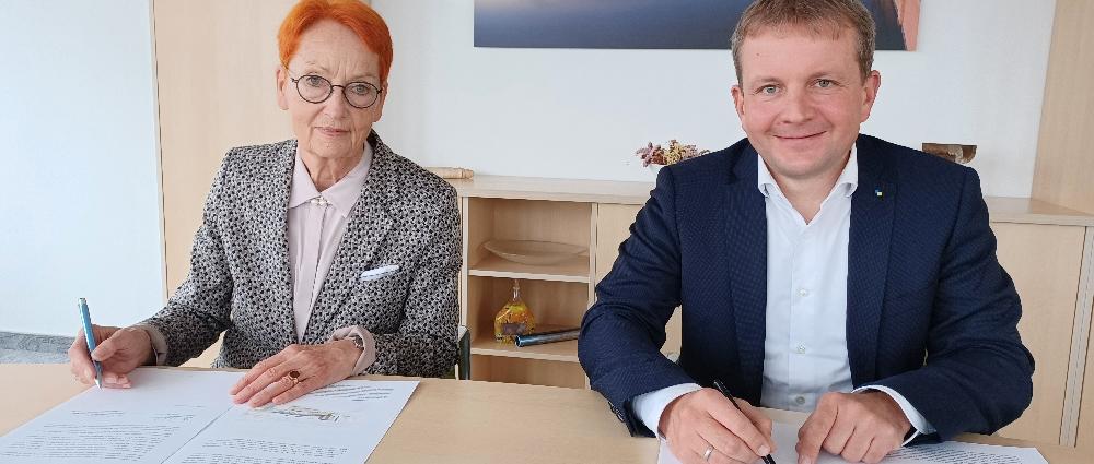 Oberbürgermeister Dr. Rico Badenschier und die geschäftsführende Gesellschafterin der Schaumagazin gGmbH Prof. Kornelia von Berswordt-Wallrabe haben am 14. Oktober 2021 eine Absichtserklärung zur Errichtung eines Schaudepots unterschrieben