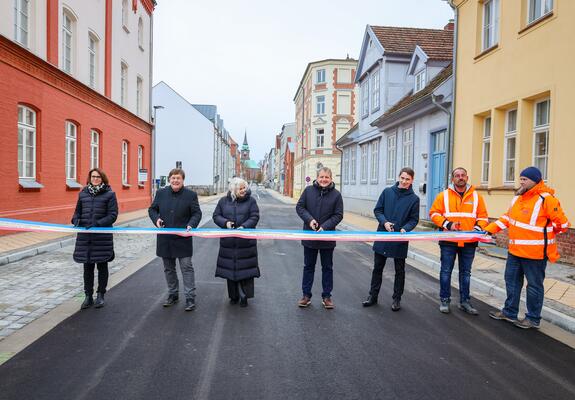 Nach über 30 Jahren erfolgreicher Stadterneuerung wurde die letzte Erschließungsmaßnahme im Sanierungsgebiet Schelfstadt beendet. In 14 Monaten Bauzeit wurde die 174 Meter lange Amtstraße umfassend saniert und erneuert.