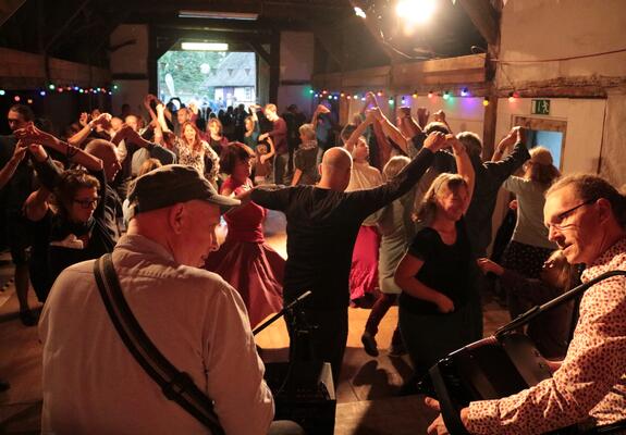 Beim traditionellen Mitmach-Tanzabend werden im Bauernhaus die Hüften geschwungen, Foto: Freilichtmuseum Mueß