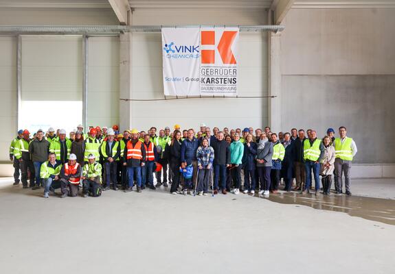Richtfest in der Carl-Tackert-Straße 21 in Schwerin: Vink Chemicals hat am 22. Mai 2025 die Fertigstellung des Rohbaus für den neuen Produktionsstandort gebührend gefeiert.
