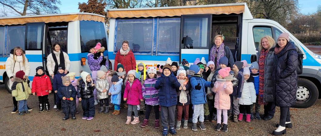 Rund 30 Kinder des KibU-Projektes „Kinderbetreuung auf Ukrainisch“ machten sich am Freitag zu einer Stadtrundfahrt mit der Petermännchen-Bahn auf, Foto: KibU/Lisa-Marie Brahm