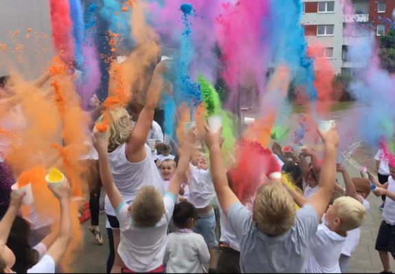 Die vergangene Woche war eine ganz außergewöhnliche für die rund 180 Kinder der Kita und des Hortes „Future Kids”. Den Auftakt machte eine große Party mit Holi-Farben am Montag.