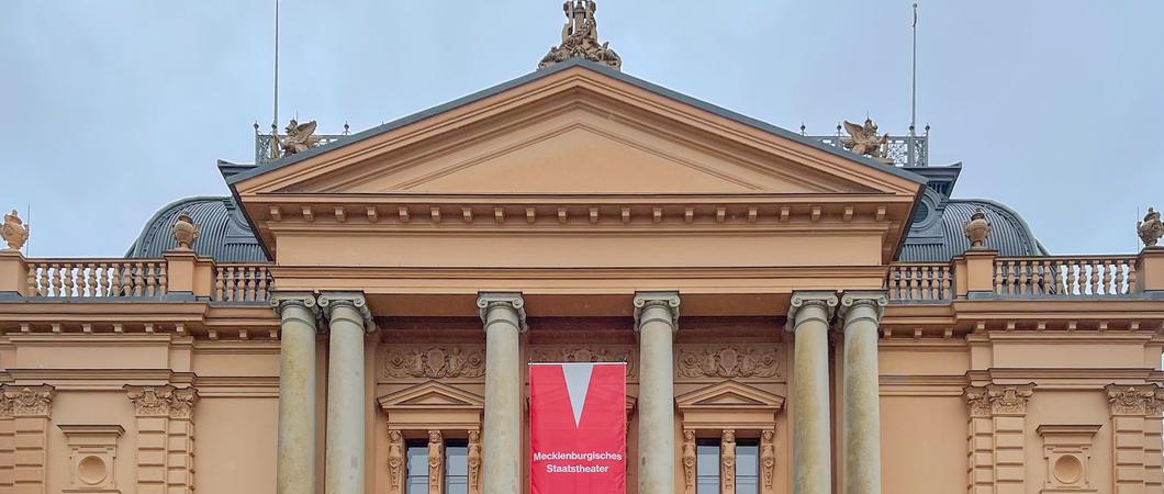 Gute Nachrichten aus dem Mecklenburgischen Staatstheater: Ab 22. Februar wird der Spielbetrieb in Schwerin wieder aufgenommen. Auf die erste Premiere darf sich das Publikum am 4. März mit dem Ballett „Through my Eyes“ freuen.