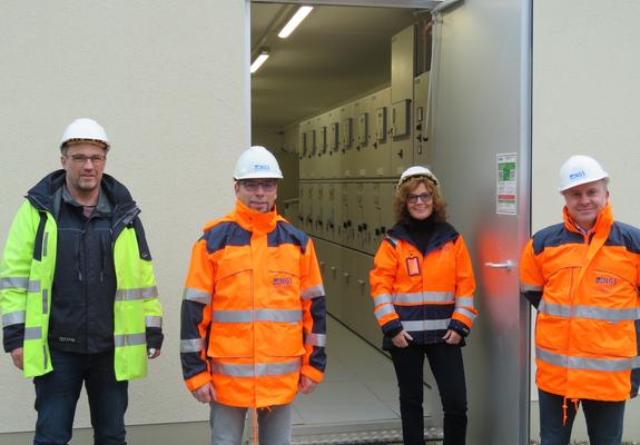 Das Team der Netzgesellschaft Schwerin mbH (NGS) nahm die neue Mittelspannungsschaltanlage auf dem Großen Dreesch in Betrieb