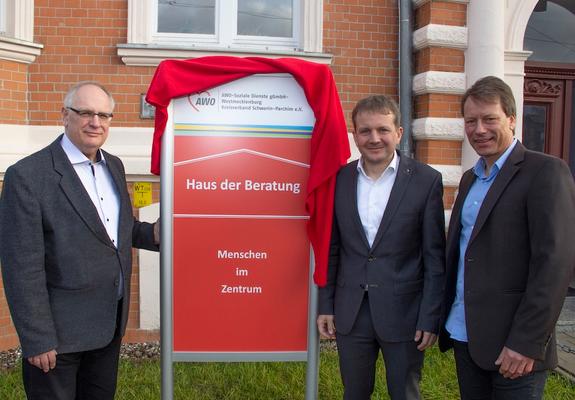 V.l.: Axel Mielke, AWO-Geschäftsführer, Oberbürgermeister Dr. Rico Badenschier, AWO-Fachbereichsleiter Steffen Marquardt
