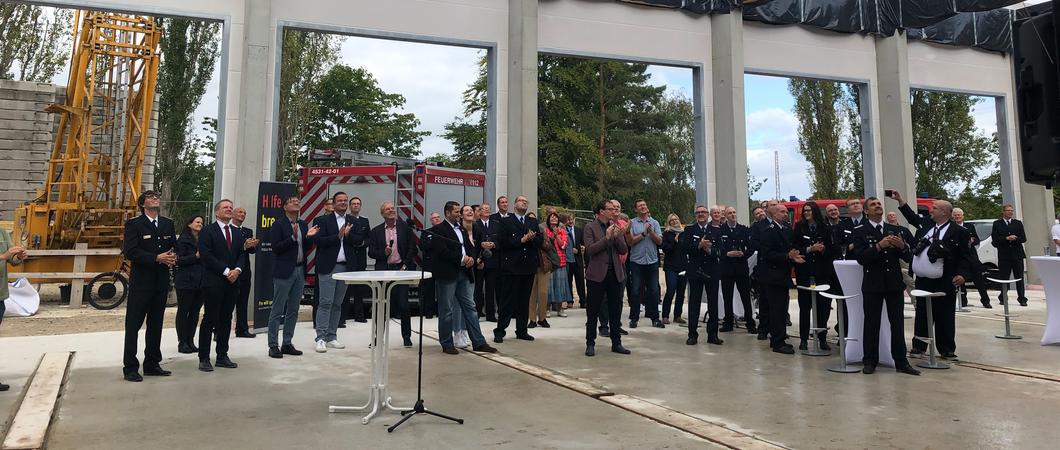 Für das neue Domizil der Freiwilligen Feuerwehr Schwerin-Mitte im Hopfenbruchpark wurde am Mittwoch, den 22. September, die Richtkrone gesetzt. „Die Freiwilligen Feuerwehren Schwerins sind eine wesentliche Stütze für den Brandschutz in unserer Stadt.