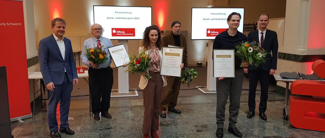 Vier Schweriner Kulturschaffende erhalten den Kunst- und Kulturpreis 2021, der von der Stiftung Sparkasse Mecklenburg-Schwerin in Kooperation mit der Landeshauptstadt Schwerin verliehen wird