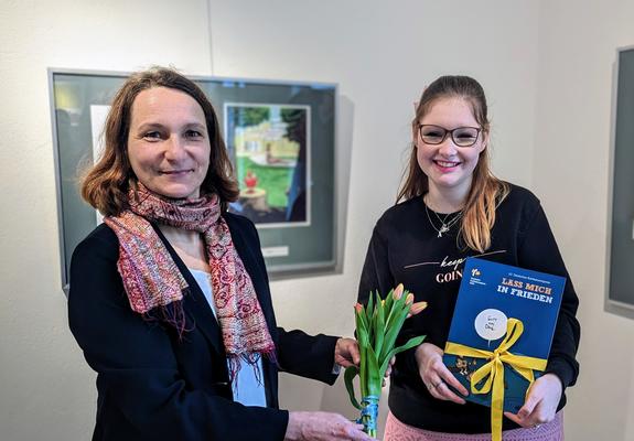 Dörte Ahrens (links) übergibt Jessica Thormann das Überraschungsgeschenk für die 1111. Besucherin, Foto: Landeshauptstadt Schwerin