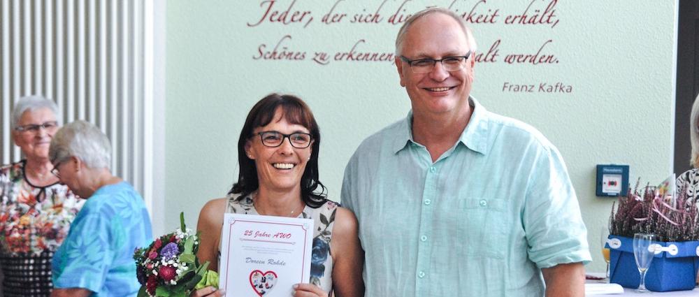 Am 29. August durfte Geschäftsführer Axel Mielke acht Mitarbeiterinnen und Mitarbeitern, wie beispielsweise Doreen Rohde, für 25 Jahre Treue danken