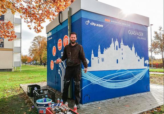 Neues Graffiti von Christian Pursch verschönert Glasfaserstation der Stadtwerke Schwerin in Lankow