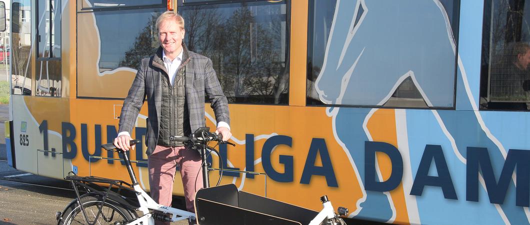 Der Nahverkehr wird zukünftig Lastenräder verleihen – auch NVS-Geschäftsführer Wilfried Eisenberg setzt privat auf das geräumige und umweltbewusste Gefährt, Foto: NVS