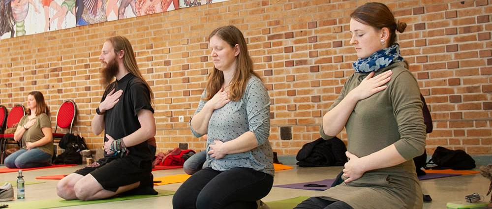 Mit Yoga loslassen und ganz bei sich ankommen – beim Fachtag der Kita gGmbH begann vieles mit bewusstem Atmen