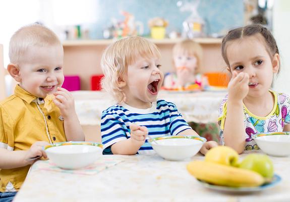 Dass Kinder bei Tisch selbst aussuchen können und gerne essen, weil‘s schmeckt – das möchte die Kita gGmbH erreichen