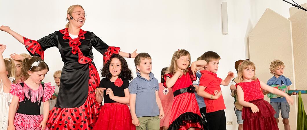 Bei ihrer musikalischen Reise durch Europa gelangten die Kinder auch nach Spanien und tanzten mit Erzieherin Juliane Fritsch Flamenco, Fotos: maxpress/iw, privat
