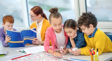 Wenn Kinder Schwierigkeiten beim Lesen und Schreiben entwickeln, sind sie und ihre Eltern oft verunsichert. Hilfen gibt es viele, doch welche ist die richtige? Das LOS Schwerin hat sehr gute Erfahrungen mit Gruppen- statt Einzelunterricht gemacht.