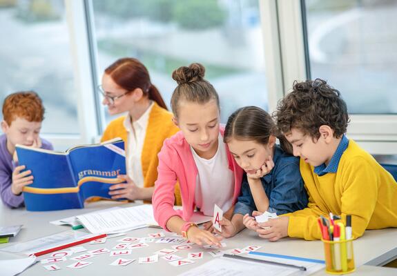 Wenn Kinder Schwierigkeiten beim Lesen und Schreiben entwickeln, sind sie und ihre Eltern oft verunsichert. Hilfen gibt es viele, doch welche ist die richtige? Das LOS Schwerin hat sehr gute Erfahrungen mit Gruppen- statt Einzelunterricht gemacht.