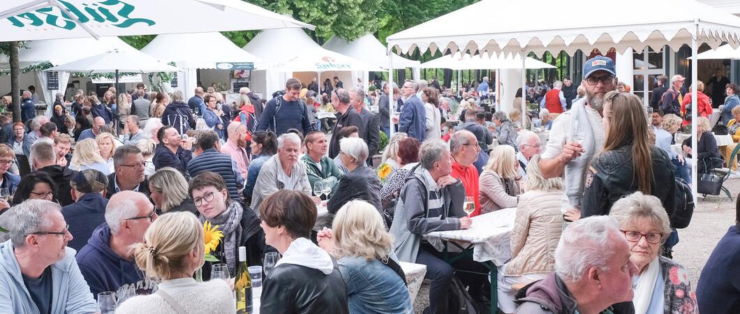 Dem Sommer ein Fest! So heißt es im Juli zum zwölften Mal. Vom 19. bis 21. Juli findet wieder der Schweriner GourmetGarten rund um den Schlossgartenpavillon statt. Drei Tage lang gibt es kulinarische Köstlichkeiten im schönsten Gartenrestaurant der Stadt.