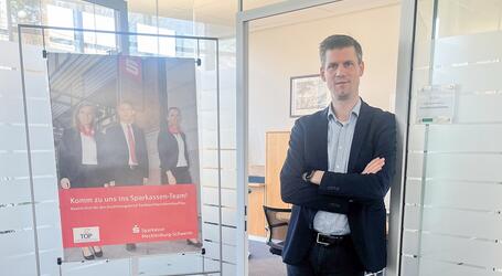 Christian Nerius (Foto), Leiter des Geschäftsstellenverbundes Ludwigslust, gibt einen Einblick in die derzeit offene Stelle der Gruppenleitung für Privatkundenberater