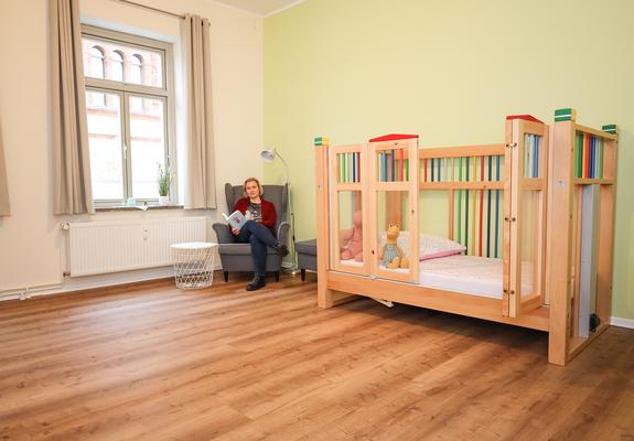 Katharina Schulert, Flügelchen-Koodinatorin für MV in einem der Kinderzimmer des Nestes, wo schwerkranke Kinder auf Zeit wohnen und intensive Pflege bekommen