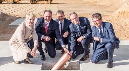 Mit der Grundsteinlegung für „Schwerin 2“ startet Ypsomed den Ausbau seines Produktionsstandortes. Das Unternehmen investiert mehr als eine halbe Milliarde Euro und schafft hunderte neue Arbeitsplätze.