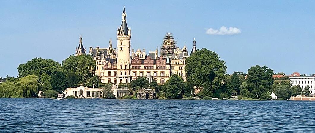 fast alle schönen Ausflugsziele rund um die Schweriner Seen lassen sich mit dem Boot, Fahrrad, Auto oder zu Fuß ansteuern. Ein Eldorado an Sehnsuchtsorten tut sich auf und lädt zum Entspannen, Entdecken und zum Verkosten ein.