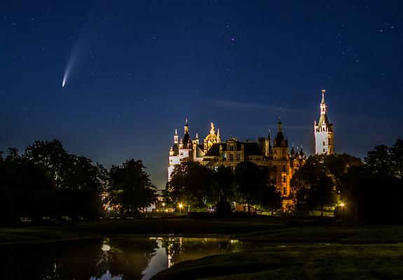 Der Komet „Neowise“ flog im Juli 2020 am Schloss vorbei – mit bloßem Auge sichtbar. Erst im März zuvor war er per Weltraumteleskop entdeckt worden, Foto: B. Moldenhauer