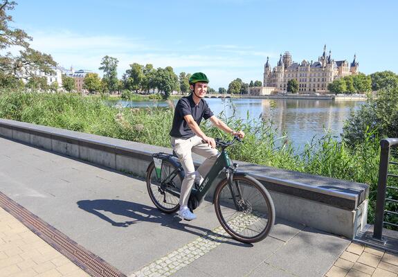 Mit dem E-Bike unterwegs – so wird Matheo Radke bestimmt öfter anzutreffen sein. Der 18-Jährige hat im September seine Ausbildung zum Immobilienkaufmann begonnen und startet bei der WGS nun so richtig durch.