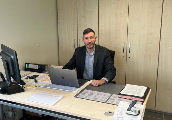 Stefan Lau an seinem neuen Arbeitsplatz in der Geschäftsstelle des FC Mecklenburg Schwerin