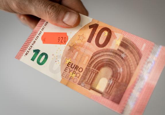 Von jedem Zehner bleiben längst nicht mehr zehn Euro übrig: Die hohe Inflation belastet insbesondere Menschen mit kleinem Portmonee